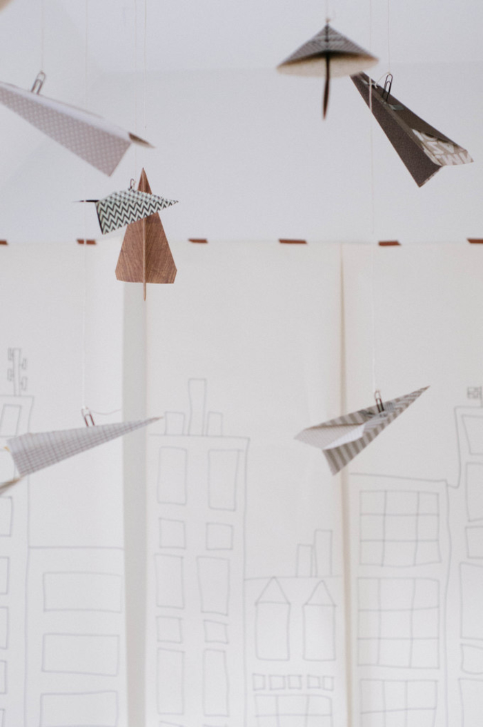 que faire avec un origami avion, décoration de fête originale avec des suspensions en avions origami