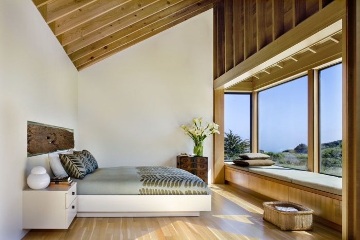 chambre mansardée, aménagement au grenier avec plafond en bois clair et murs blancs, déco chambre à coucher moderne avec grand lit