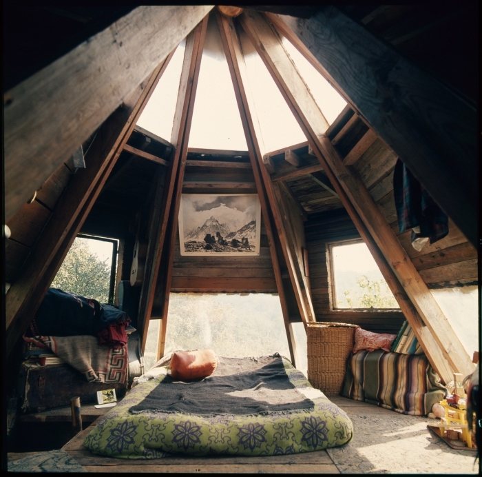 amenager comble, décoration de chambre à coucher au grenier en style hippie avec lit bas et plaids à motifs ethniques