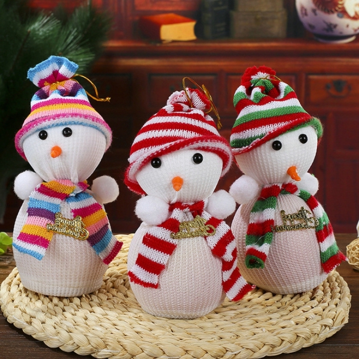 bonhomme de neige en laine, déco de noel avec petites figurines fait main en chaussette et tissu multicolore