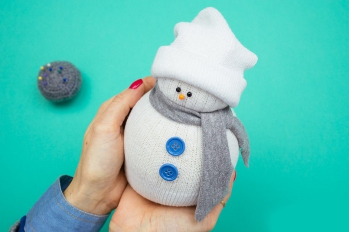 bonhomme de neige en laine, comment fabriquer une figurine de Noel avec matériaux simples