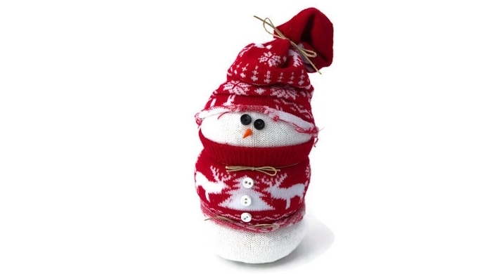 decoration de noel fait main, bonhomme de neige blanc avec écharpe rouge à motifs blancs de Noel