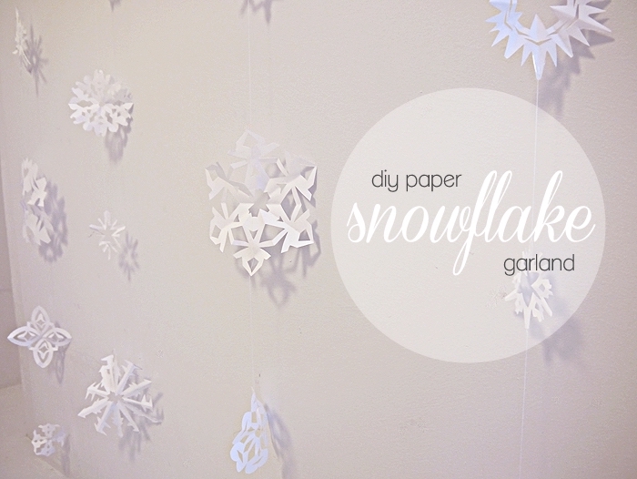 art du papier, modèle de décoration murale fait main avec flocons de neige en papier blanc et fil