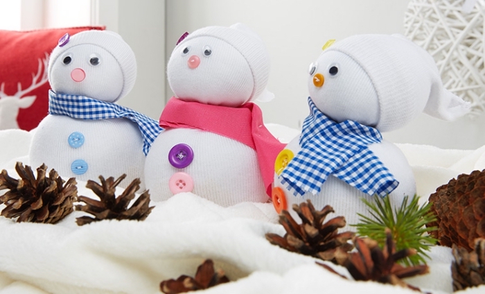 comment faire un bonhomme de neige, déco de Noël avec petite figurine diy et pommes de pin