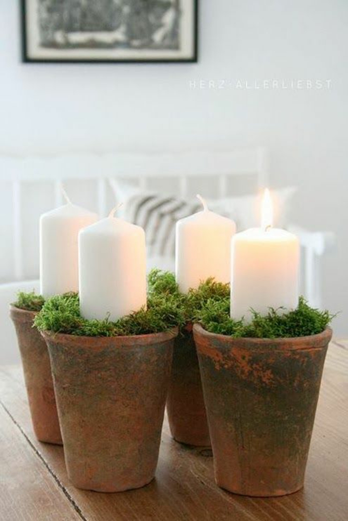 centre de table noel avec quatre pots en marron et des larges bougies blanches, décor romantique bobo chic 