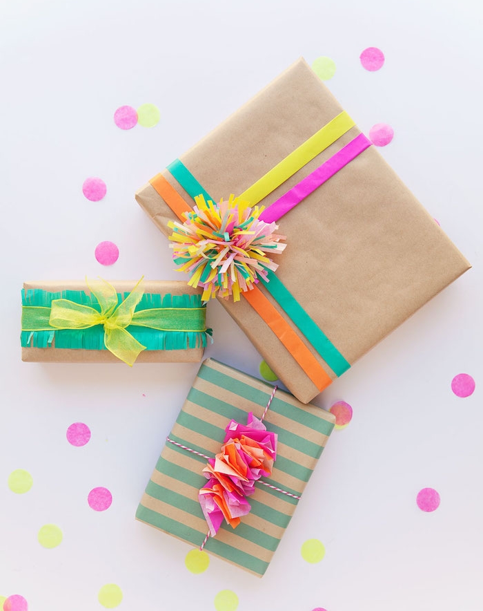 faire un paquet cadeau en papier kraft décoré de bandes pompon et petits bouts de papier crépon coloré