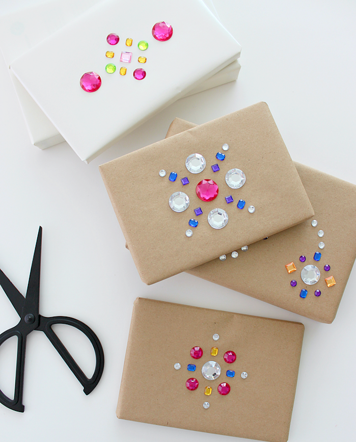 emballage cadeau original en papier blanc et papier kraft décoré de petite pierres et perles colorées