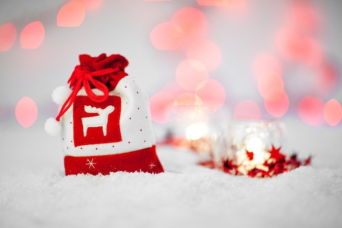 petit sac en rouge et blanc avec motif rudolphe le renne, idée d emballage cadeau original pour petits objets