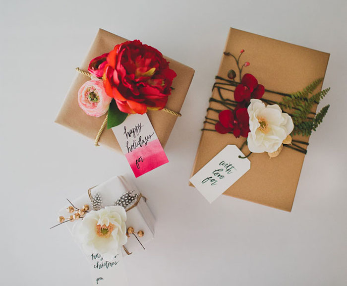 comment faire un paquet cadeau, idée d emballage de boites de papier kraft et décoration de fleurs et ficelle, étiquette cadeau