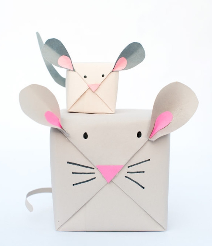 comment faire un paquet cadeay pour enfant, emballage de papier gris avec motif souris en papier idée originale