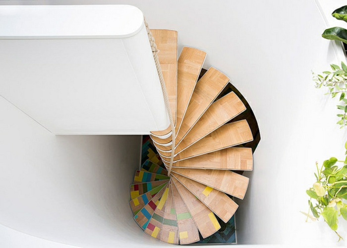 escalier moderne avec des marches en beige couleur bois avec des petits éléments colorés en jaune, rouge et bleu turquoise, escalier bois en forme de spirale