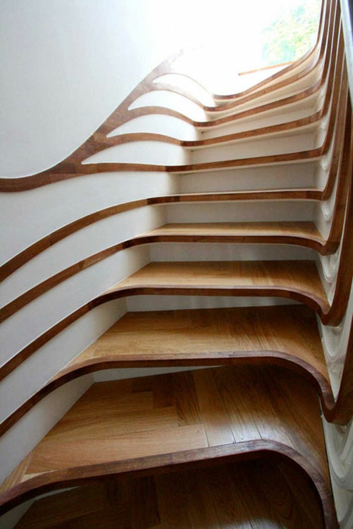 escalier interieur escalier design asymétrique en bois dans un passage étroit entre des murs blancs, avec des prolongements ondulants en bois sur les murs 