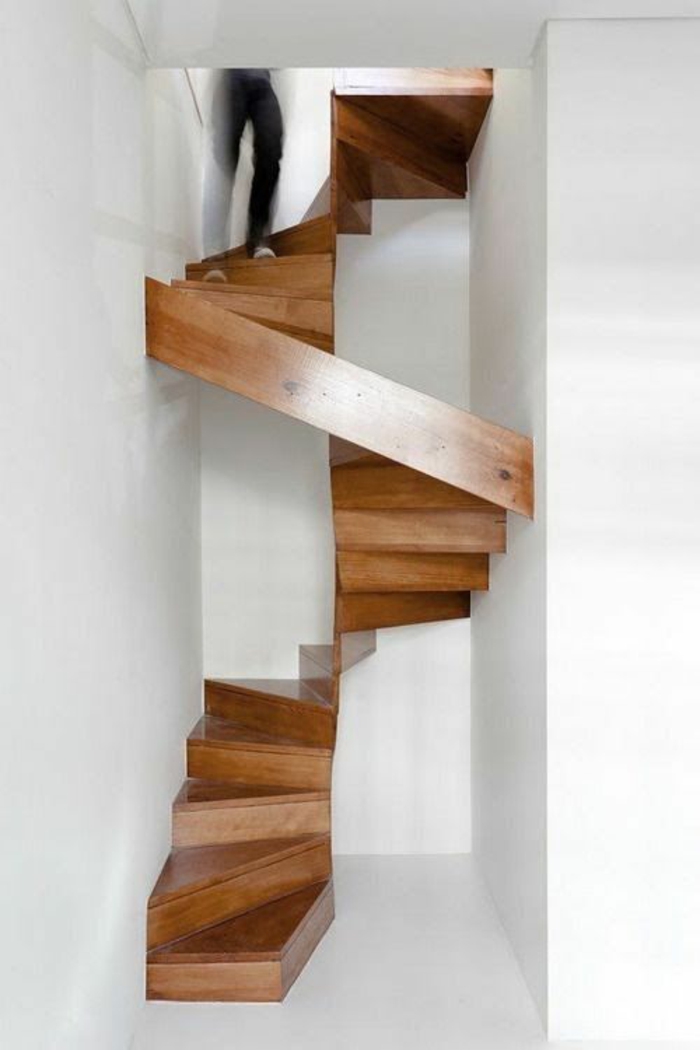 escalier moderne en morceaux de bois en couleur marron foncé, murs entièrement blancs, espace étroit