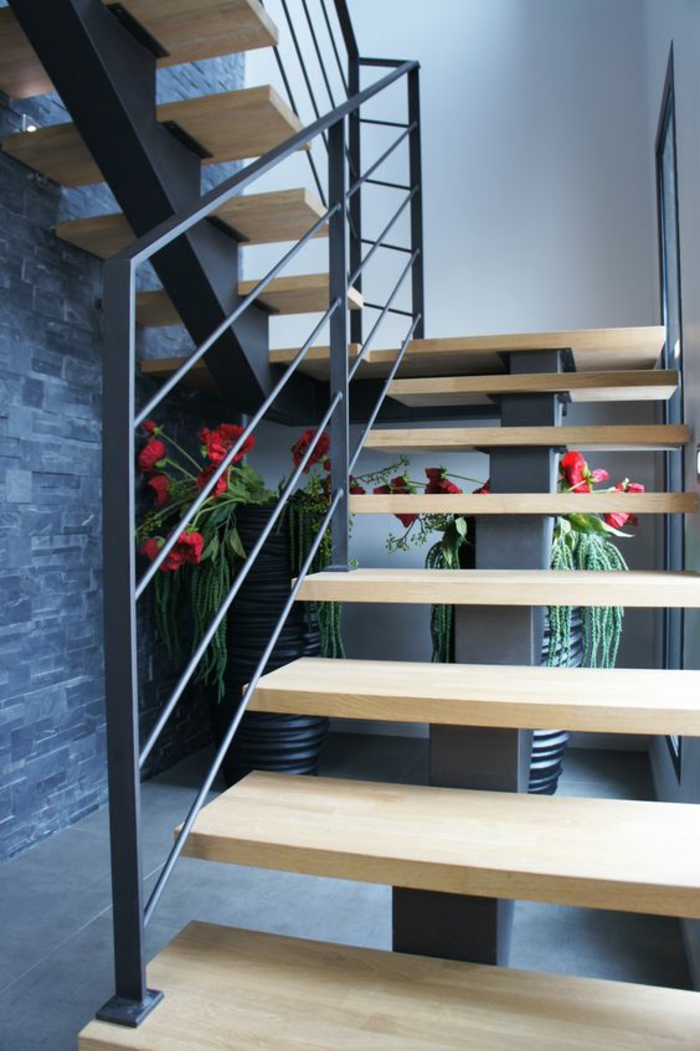 escalier bois, escalier moderne, garde corps escalier interieur en métal noir, flin escalier, escalier limon central, espace décoré avec plante verte fleurie avec des fleurs rouges