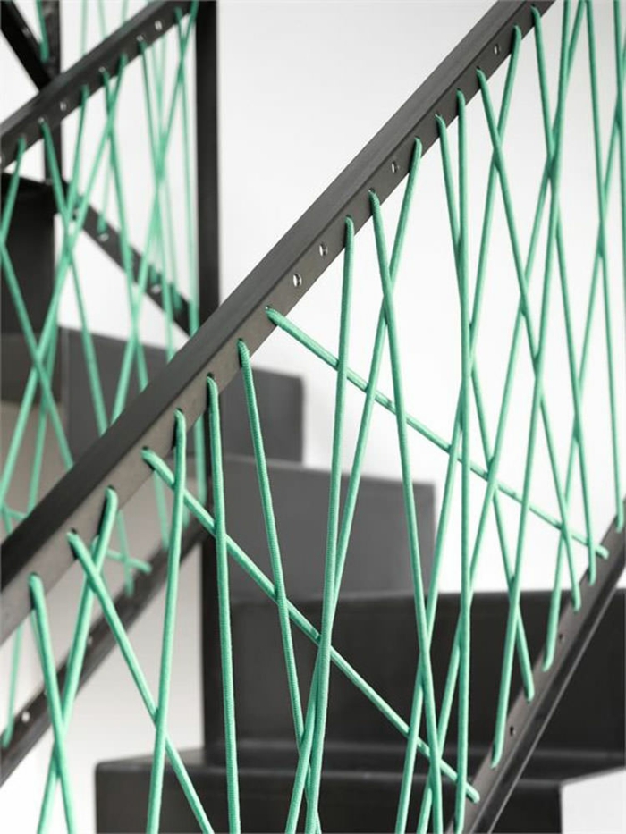 escalier design avec garde corps escalier interieur en métal noir et des élastiques turquoises décoratives, marches en gris anthracite 
