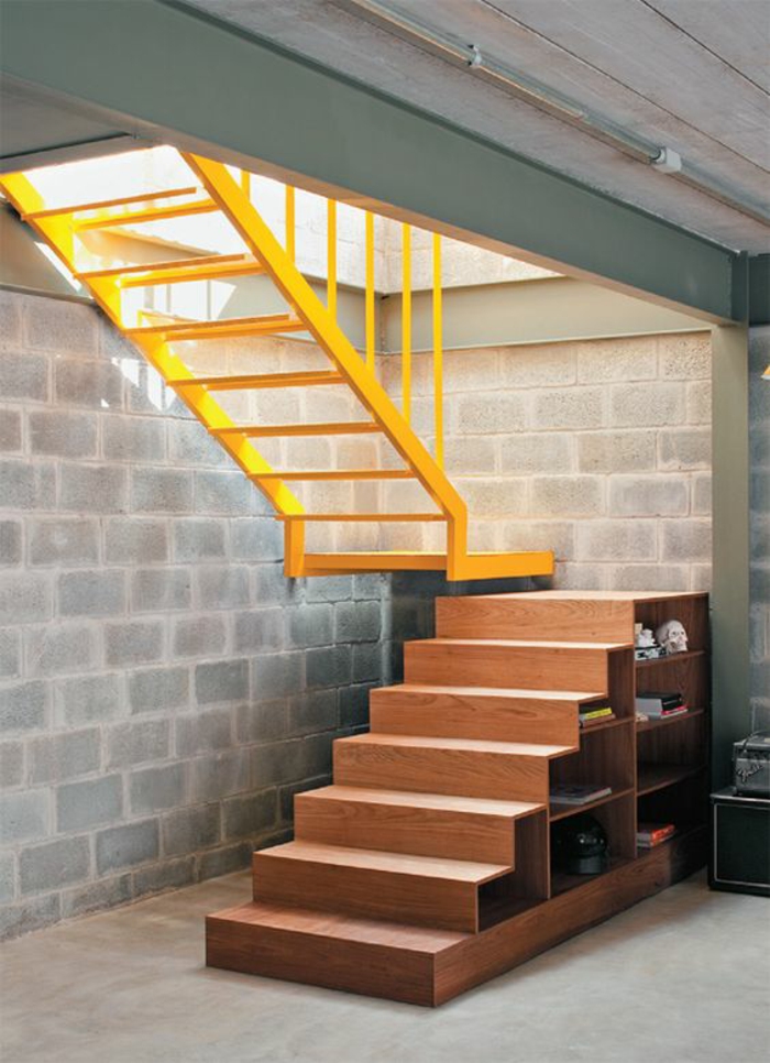 escalier bois PVC, avec partie en métal jaune citron, dans le garage, partie des marches en bois PVC avec des étagères de rangement