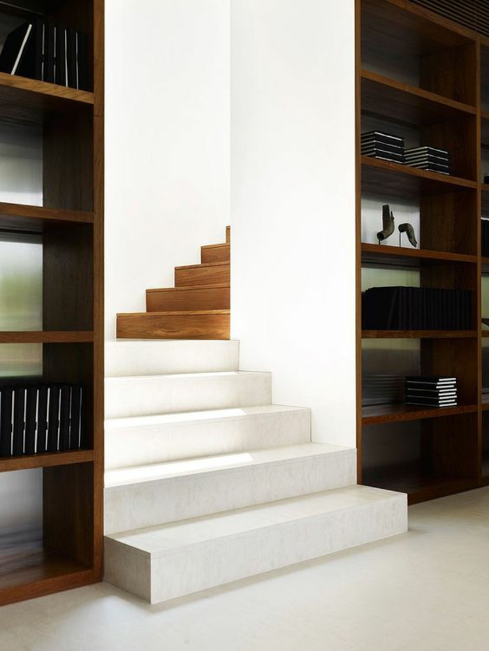 escalier design en blanc et marron, escalier bicolore, 5 marches blanches, 5 marches marrons s'alternent, bibliothèque des deux cotes des marches, avec des étagères en couleur marron, sol avec des carrelages blancs, murs de l'escalier entièrement en blanc