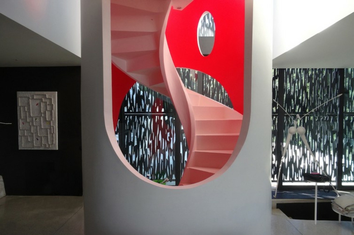 escalier-interieur-escalier-moderne-dans-un-intérieur-arty-avec-des-oeuvres-d-art-aux-murs
