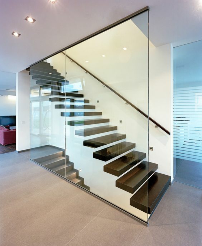 escalier bois noir avec base blanche, recouverts entièrement en verre blanc transparent, effet couverture cube, poignée escaliers minimaliste en noir