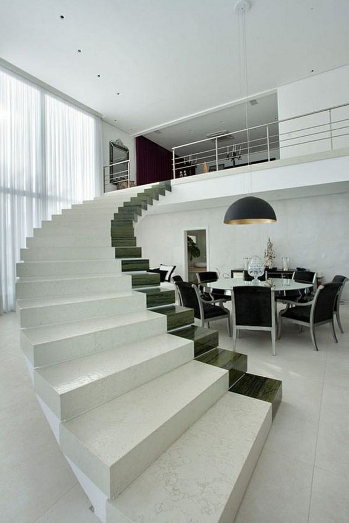 escalier moderne en blanc, avec une bande large de vert émeraude, sur l'un des bords, escaliers sans garde corps, se déployant en spirale, carrelage tout blanc