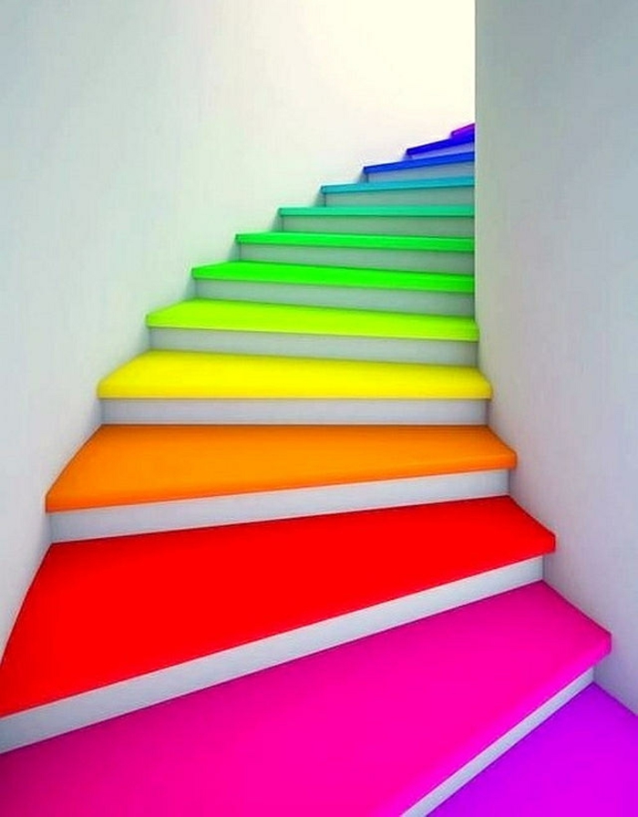 escalier interieur avec des marches en couleurs flashy, en forme de coquillage spirale, murs entièrement blancs, maison moderne ou établissement
