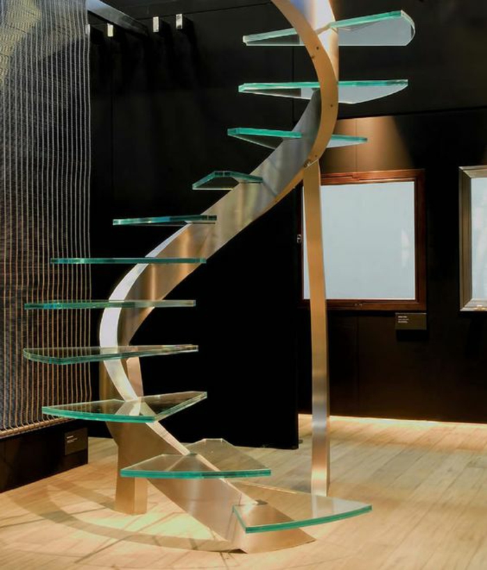 escalier flin marches en verre en forme de coquillages, escalier limon central en bois clair, parquet en bois clair 