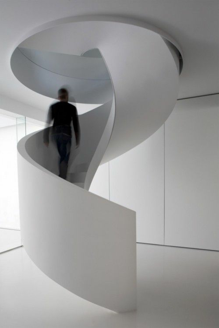 escalier design tout blanc avec effet coquillage, en forme de spirale blanche, sol blanc, plafond blanc, imitation de tournevis, inséré dans le plafond