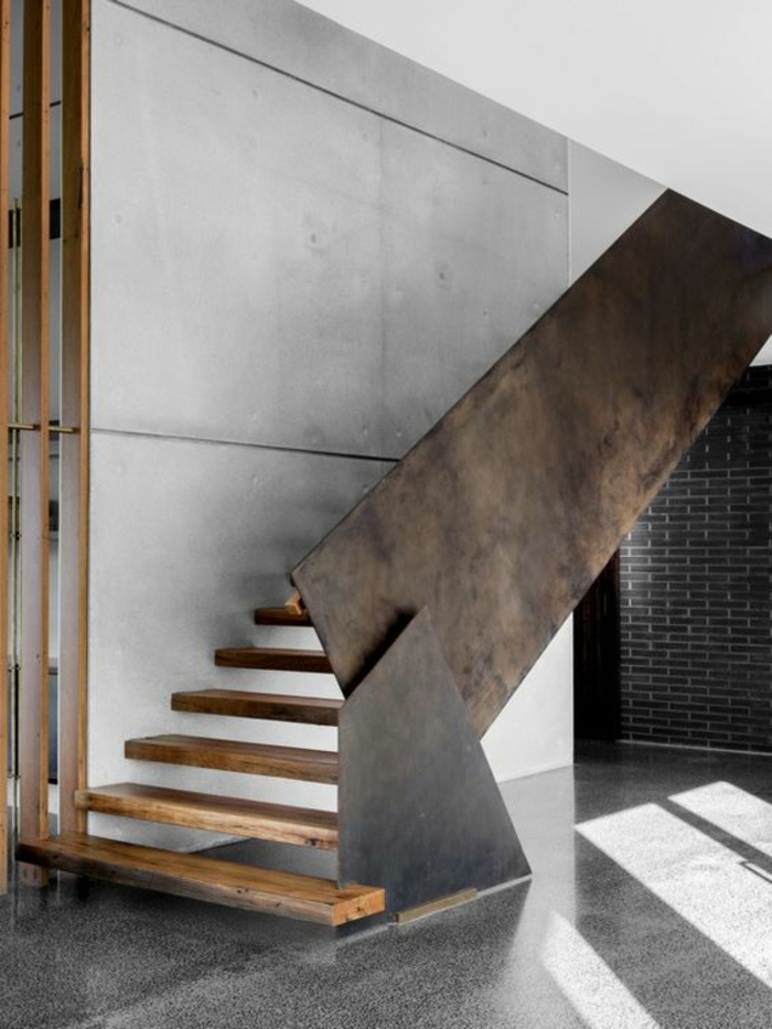 garde corps escalier interieur en grandes feuilles de métal asymétriques, marches en bois clair, beige, sol lucide et brillant, intérieur de style industriel, mur en granit blanc 