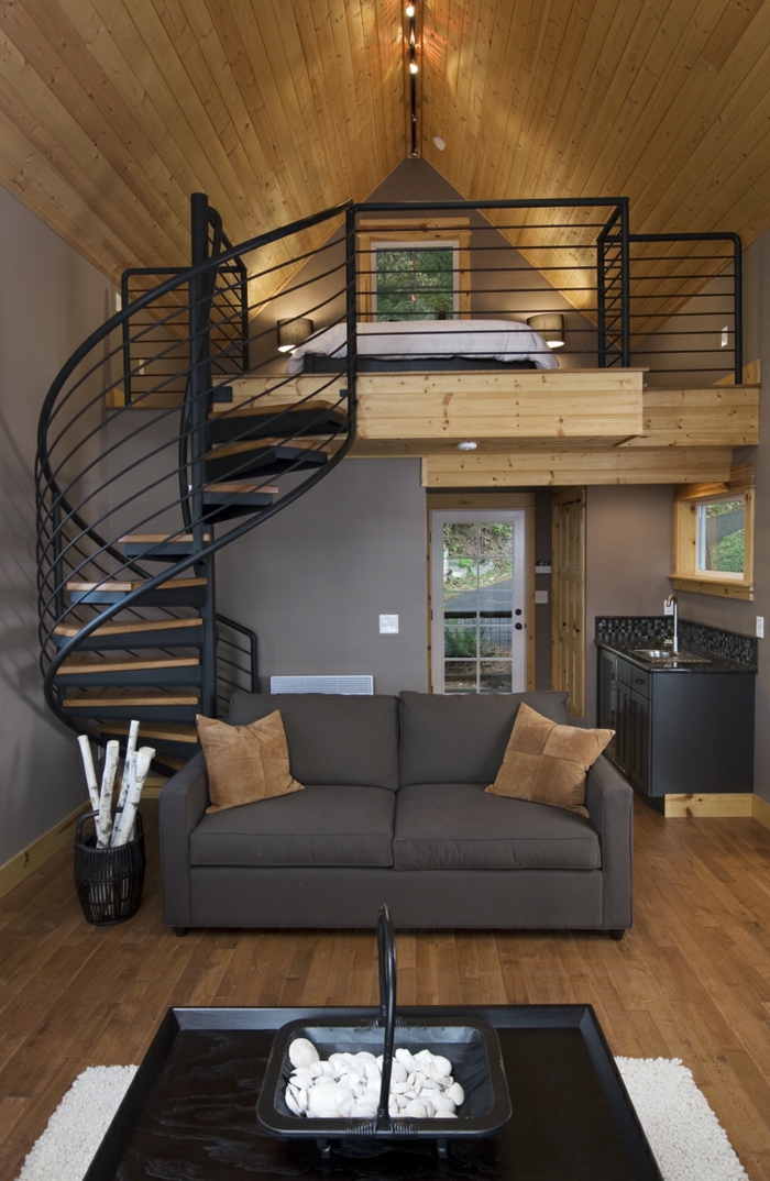 escalier hélicoidal, chambre attique, sofa gris, cuisine et salle de séjour pratique