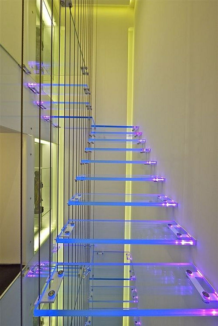 escalier moderne escalier interieur avec des marches en couleurs fluorescentes, marches en verre trempé fixées des deux cotés par des éléments en métal
