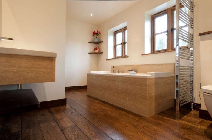 parquet stratifié salle de bain, revêtement baignoire rectangulaire en bois clair, petite fenêtre en bois clair
