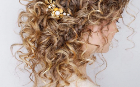 exemple de chignon mariage cheveux boucles blonds bijou de tete