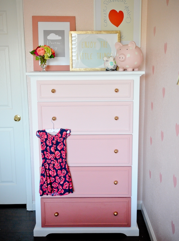 peindre un meuble à effet ombré, différentes nuances de rose sur une commode dans une chambre enfant fille