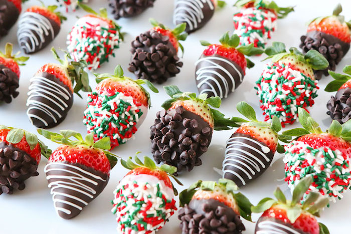 fraises enveloppées de chocolat au lait et chocolat blanc avec pépites de chocolat et vermicelles sucre colorées
