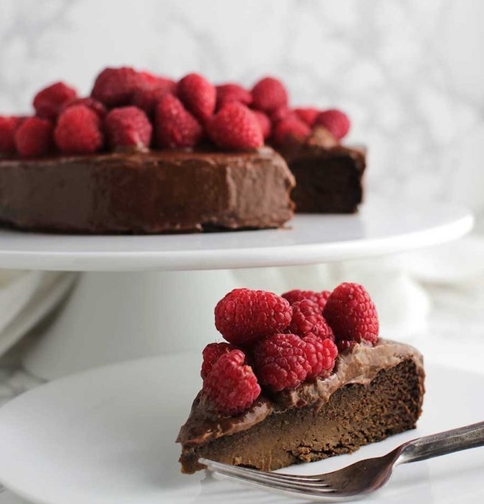 recette de glacage chocolat pour votre gâteau et décoration de framboises dessus, idée simple