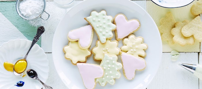 recetet de glacage sucre glace pour biscuits en forme de coeur, nuage, fleur et étoile, nappage couleur rose, vert et jaune