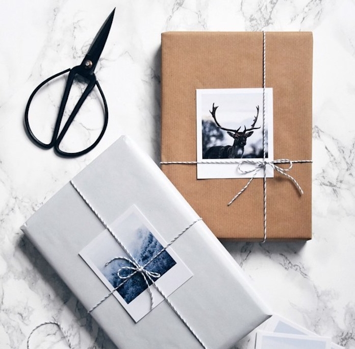 comment emballer un cadeau, paquets enveloppés de papier gris et kraft, décoration de photos en noir et blanc, paysages d hiver et ficelle noir et blanc
