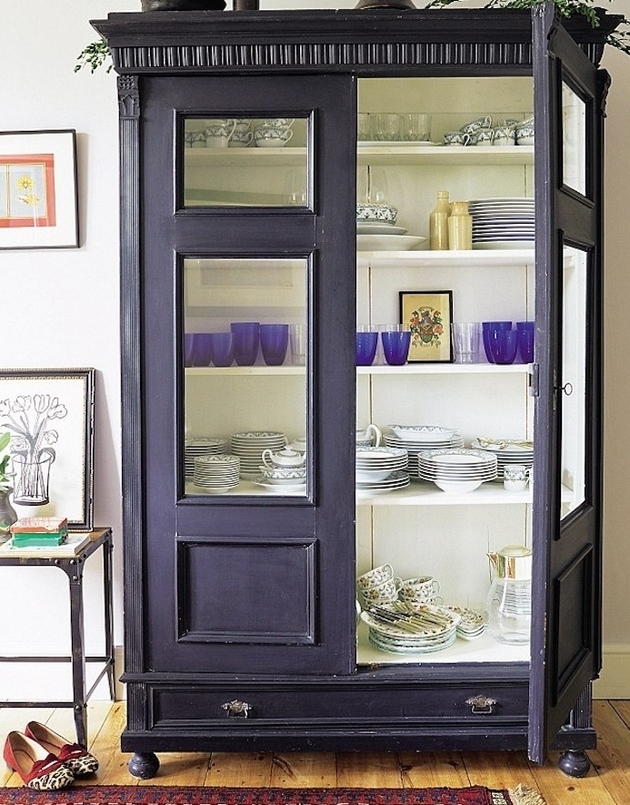 comment relooker un meuble, armoire ancienne repeinte en bleu marine, assiettes blanches et violettes, tapis oriental