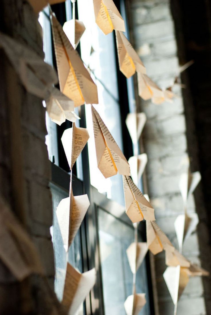 idée déco de fête originale en avions en papier, guirlande en avions origami au design vintage