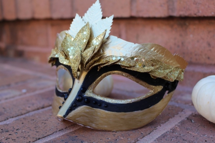 masque carnaval maternelle, modèle de masque doré avec feuilles en glitter or et paillettes brillantes
