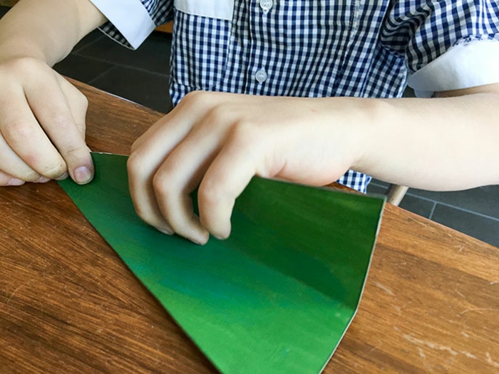 fabriquer un sapin de noel en carton, plier en deux les triangles découpés