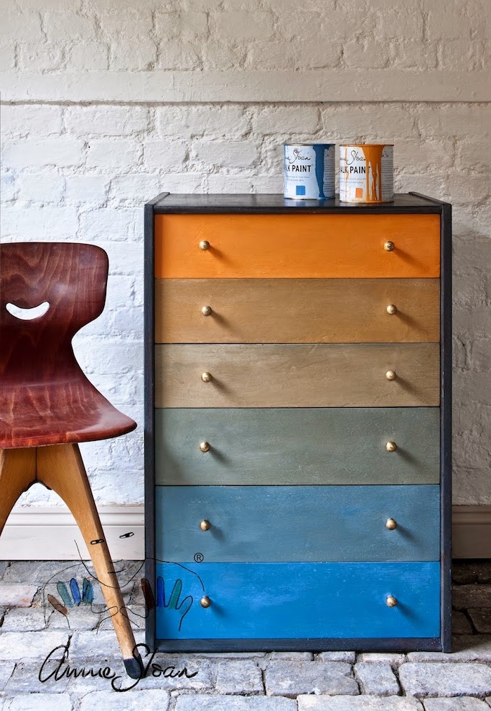 repeindre un meuble en bois, facade de tiroirs à effet ombré, peinture couleur orange, marron, gris et bleu, mur en briques blanchis, chaise vintage