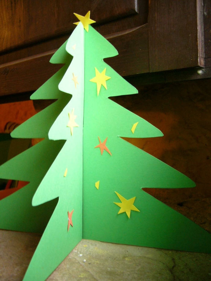 faire un sapin en carton, arbre de noel 3d en carton décoré d'étoiles en papier