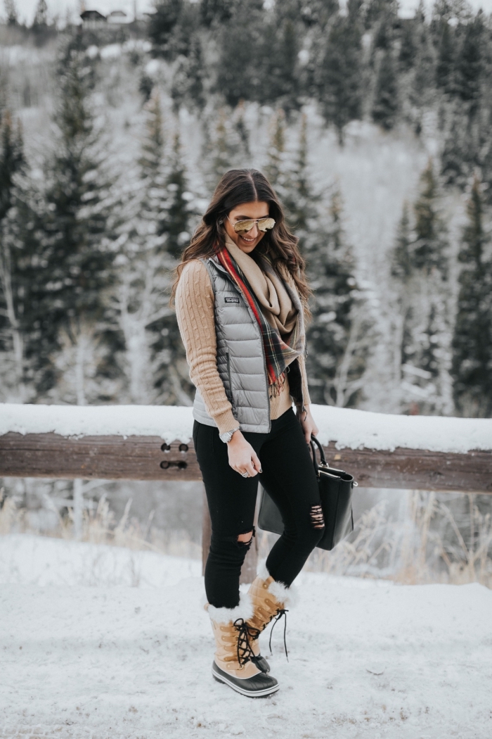 comment s habiller, maîtriser le layering en hiver avec pantalon noir blouse et écharpe beige combinés avec gilet gris