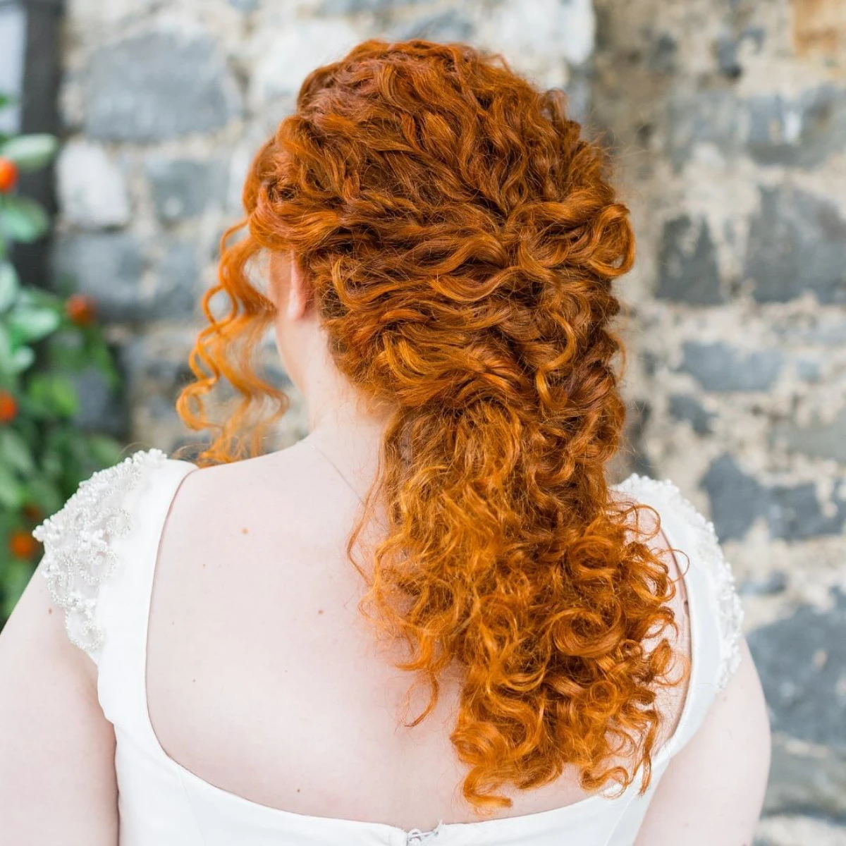 femme cheveux roux coiffure tendance 2024 effet naturel cheveux frises