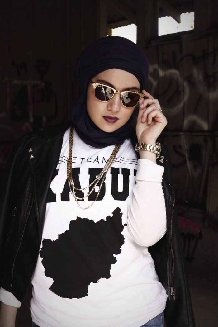 fille swag, lunettes cadres dorés, hijab noir, montre luxueuse, veste en cuir noire