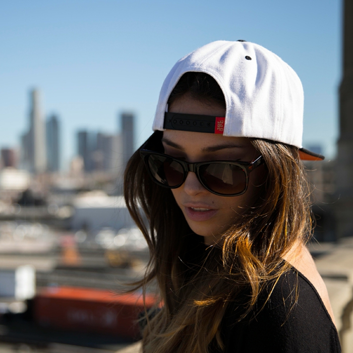 fille swagg, lunettes de soleil, casquette blanche, blouse au dos nu, tenue ado fille