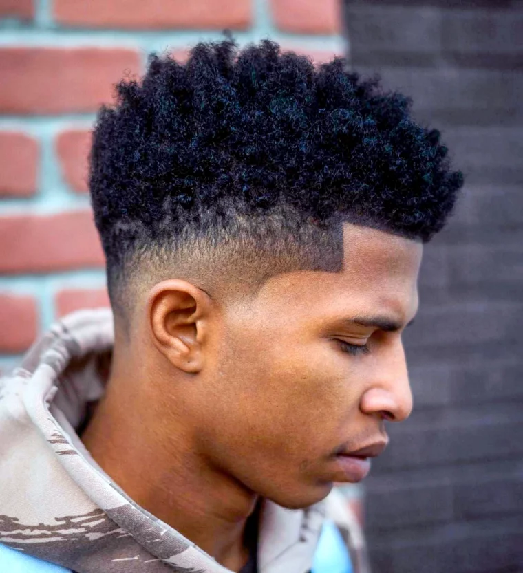 frise coupe de cheveux homme boucle