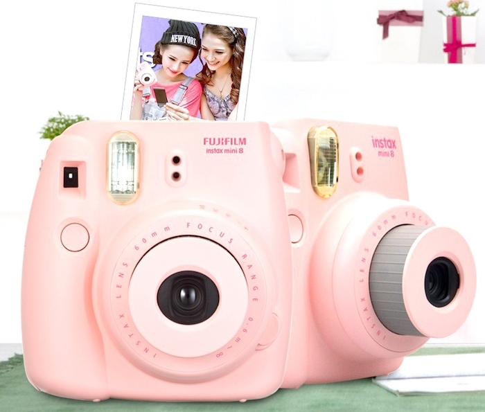 cadeau de noel pour ado de 15 ans fille, un appareil photo polaroid rose fujifilm instax mini 8 pour faire des photographies instantanées