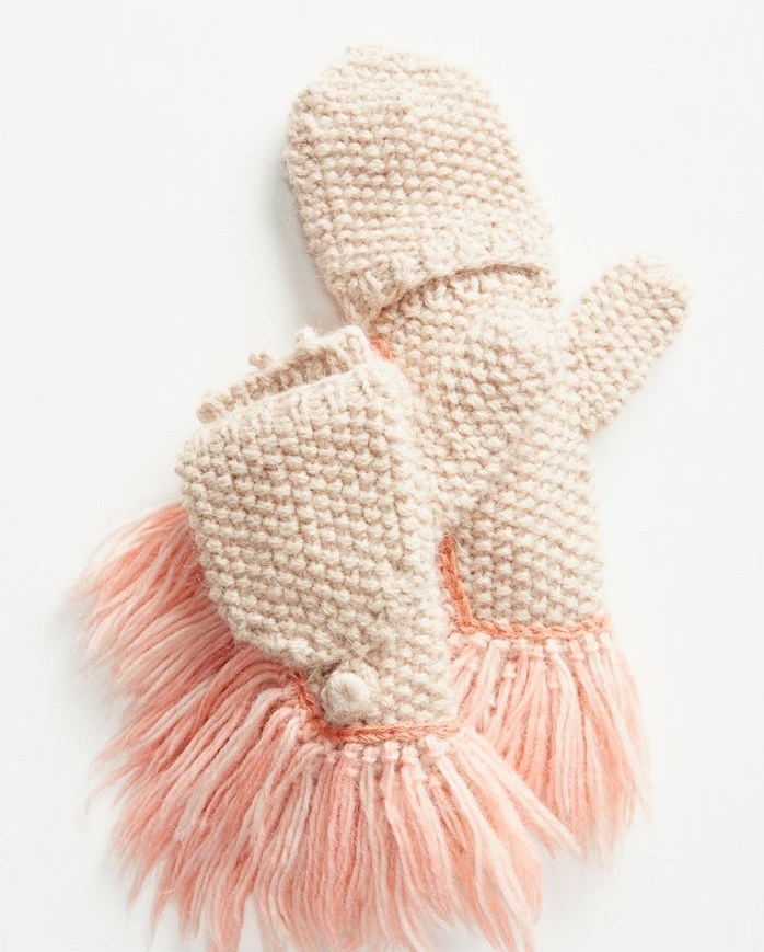 des gants tricot blancs avec des chutes roses, modele de cadeau de noel pour ado de 12 ans fille